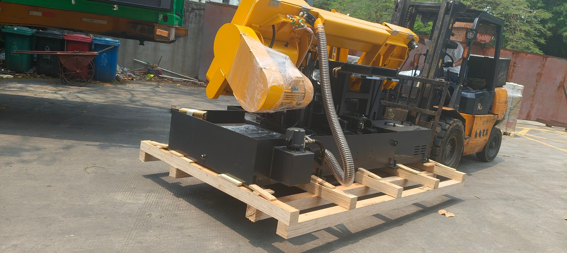 Band saw machine packed on export wooden pallet