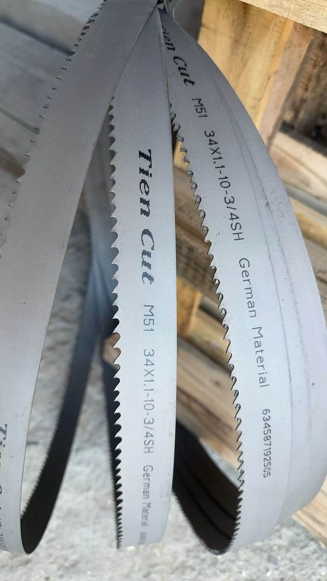 M51 bandsaw blade teeth closeup